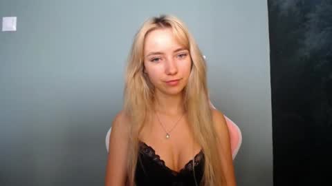 Snapshot of luciacam20 chatting on 06-14-26, 06:48 Lucy online show from 06-14-26, 06:48