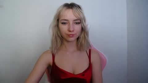 Snapshot of luciacam20 chatting on 07-28-26, 06:42 Lucy online show from 07-28-26, 06:42
