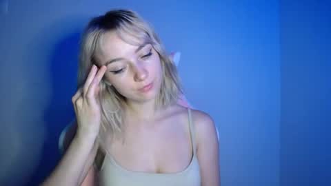 Snapshot of luciacam20 chatting on 07-28-26, 06:53 Lucy online show from 07-28-26, 06:53