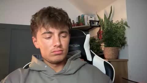 Snapshot of luciancrowe chatting on 09-10-25, 07:36 Lucian online show from 09-10-25, 07:36