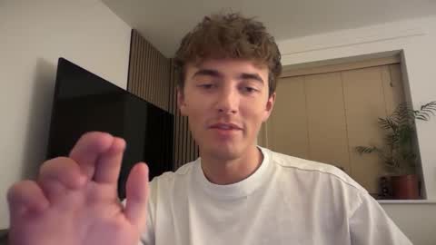 Snapshot of luciancrowe chatting on 11-16-25, 08:47 Lucian online show from 11-16-25, 08:47