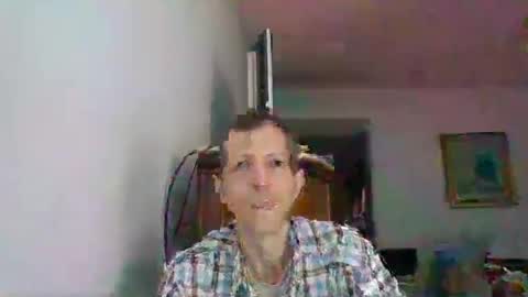 Snapshot of lucianoaxel chatting on 11-12-25, 06:08 Luciano online show from 11-12-25, 06:08