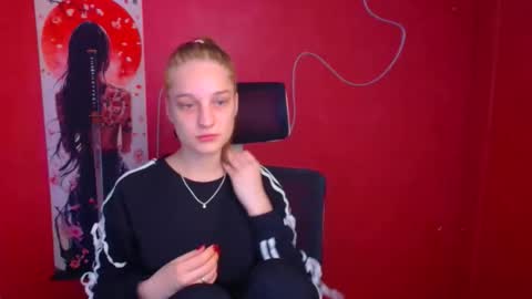 Snapshot of lucieamour_ chatting on 11-16-25, 06:13 Lucie online show from 11-16-25, 06:13