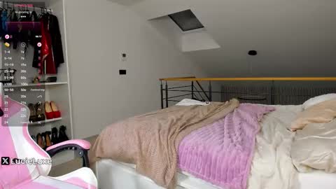 Snapshot of lucieluxe chatting on 11-26-25, 06:53 LucieLuxe online show from 11-26-25, 06:53