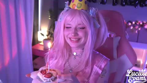 Snapshot of lucille_evans chatting on 07-30-26, 06:23 Lucy UwU online show from 07-30-26, 06:23