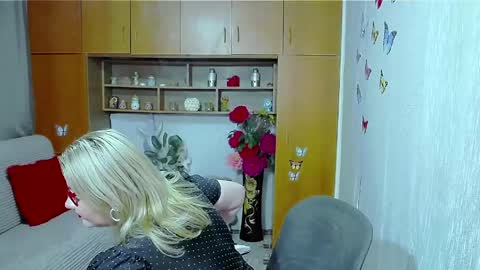Snapshot of lucillefenlys chatting on 04-14-26, 05:52 Lucille Fenly online show from 04-14-26, 05:52