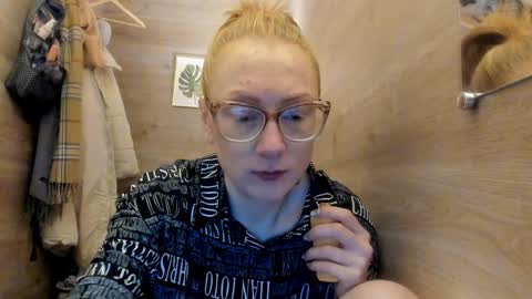 lucky_licky20 online show from 12-15-24, 04:07