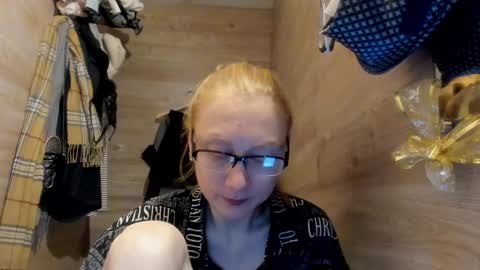 lucky_licky20 online show from 01-01-25, 03:56