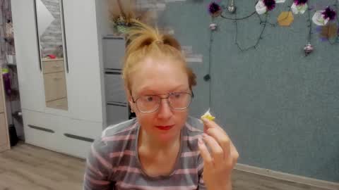 lucky_licky20 online show from 12-22-25, 01:57