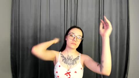 Snapshot of luckybunjenny chatting on 11-20-25, 04:12 Leya online show from 11-20-25, 04:12