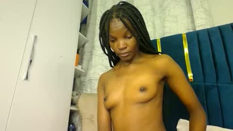 Snapshot of luckyy003 chatting on 10-31-25, 08:43 brielle online show from 10-31-25, 08:43