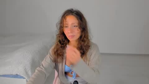 Snapshot of lucy__ray chatting on 12-01-25, 11:32 lucy__ray online show from 12-01-25, 11:32