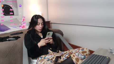 Snapshot of lucy_joi chatting on 03-11-25, 06:00 Luciana online show from 03-11-25, 06:00