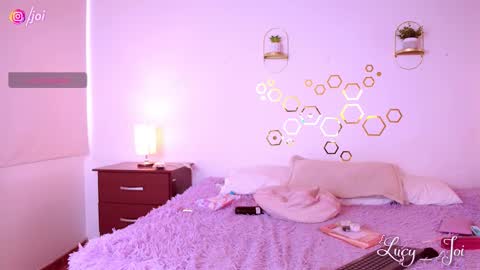 Snapshot of lucy_joi chatting on 10-18-25, 09:37 Luciana online show from 10-18-25, 09:37
