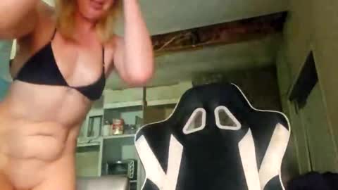 Lucy Loves Lookers online show from 05-04-26, 09:05