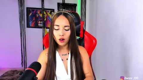 Snapshot of lucyy_rose chatting on 04-29-26, 06:14 o online show from 04-29-26, 06:14