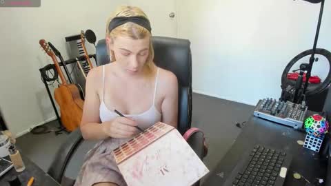 Snapshot of lucyylux chatting on 10-06-25, 09:34 lucyylux online show from 10-06-25, 09:34