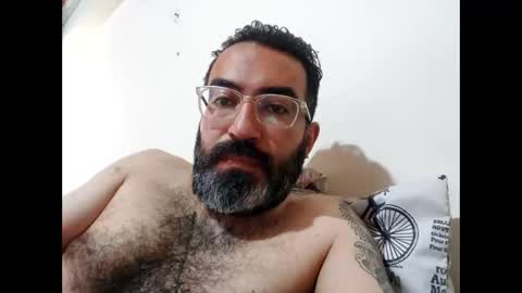 Snapshot of luis2988z chatting on 12-15-24, 02:27 Hairyman online show from 12-15-24, 02:27