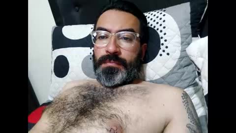 Snapshot of luis2988z chatting on 12-18-24, 03:58 Hairyman online show from 12-18-24, 03:58