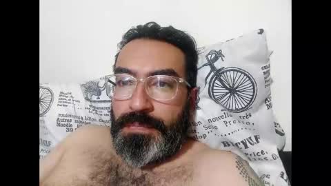 Snapshot of luis2988z chatting on 12-19-24, 03:40 Hairyman online show from 12-19-24, 03:40