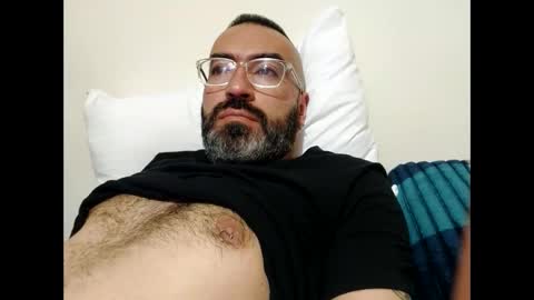 Snapshot of luis2988z chatting on 01-08-25, 01:53 Hairyman online show from 01-08-25, 01:53