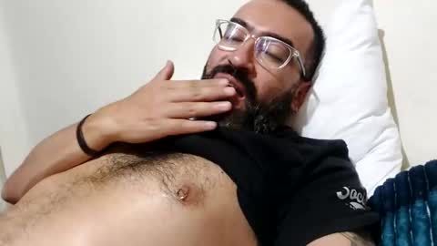 Snapshot of luis2988z chatting on 02-17-25, 01:15 Hairyman online show from 02-17-25, 01:15