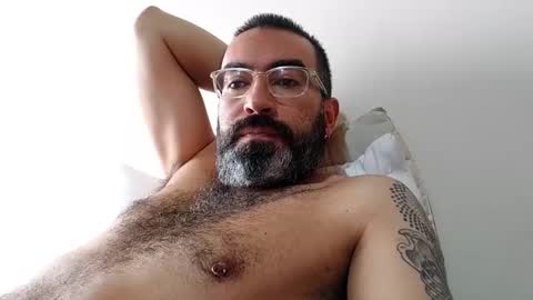 Snapshot of luis2988z chatting on 02-17-25, 01:21 Hairyman online show from 02-17-25, 01:21