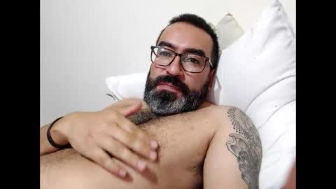 Snapshot of luis2988z chatting on 02-24-25, 02:08 Hairyman online show from 02-24-25, 02:08