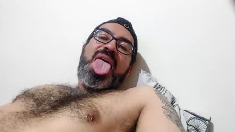 Snapshot of luis2988z chatting on 09-10-25, 12:27 Hairyman online show from 09-10-25, 12:27