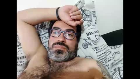 Snapshot of luis2988z chatting on 09-21-25, 10:11 Hairyman online show from 09-21-25, 10:11