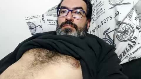 Snapshot of luis2988z chatting on 10-16-25, 04:24 Hairyman online show from 10-16-25, 04:24