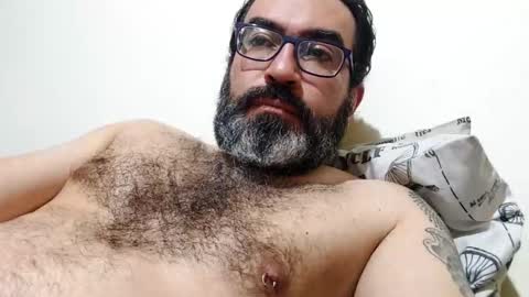 Snapshot of luis2988z chatting on 10-24-25, 04:42 Hairyman online show from 10-24-25, 04:42