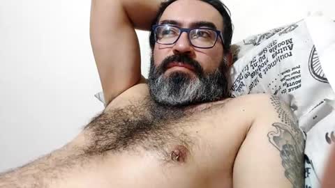 Snapshot of luis2988z chatting on 10-31-25, 02:56 Hairyman online show from 10-31-25, 02:56