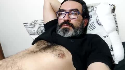 Snapshot of luis2988z chatting on 11-06-25, 01:50 Hairyman online show from 11-06-25, 01:50
