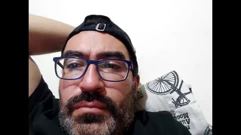 Snapshot of luis2988z chatting on 11-11-25, 04:01 Hairyman online show from 11-11-25, 04:01