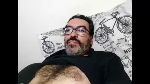 Snapshot of luis2988z chatting on 11-16-25, 03:34 Hairyman online show from 11-16-25, 03:34