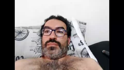 Snapshot of luis2988z chatting on 11-16-25, 04:01 Hairyman online show from 11-16-25, 04:01