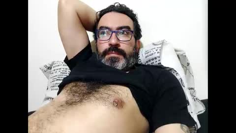 Snapshot of luis2988z chatting on 12-14-25, 04:07 Hairyman online show from 12-14-25, 04:07