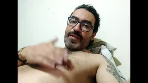 Snapshot of luis2988z chatting on 12-17-25, 05:24 Hairyman online show from 12-17-25, 05:24