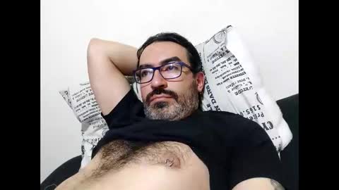 Snapshot of luis2988z chatting on 12-21-25, 01:46 Hairyman online show from 12-21-25, 01:46