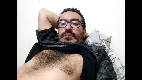 Snapshot of luis2988z chatting on 12-23-25, 02:20 Hairyman online show from 12-23-25, 02:20