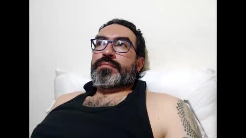 Snapshot of luis2988z chatting on 01-11-26, 12:15 Hairyman online show from 01-11-26, 12:15