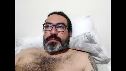 Snapshot of luis2988z chatting on 01-18-26, 05:44 Hairyman online show from 01-18-26, 05:44