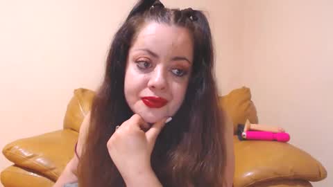 Snapshot of luisahornydoll chatting on 11-11-25, 10:43 Cassie online show from 11-11-25, 10:43