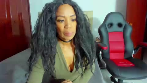 Snapshot of luissa_s1 chatting on 02-21-25, 12:28 Luissa online show from 02-21-25, 12:28