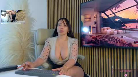 Snapshot of lulu_072 chatting on 07-08-26, 12:15 lulu online show from 07-08-26, 12:15
