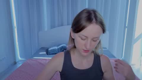 Snapshot of luluchiiii chatting on 09-22-25, 09:55 Lily online show from 09-22-25, 09:55