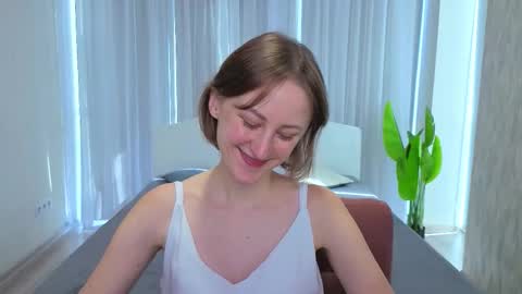 Snapshot of luluchiiii chatting on 10-05-25, 10:46 Lily online show from 10-05-25, 10:46