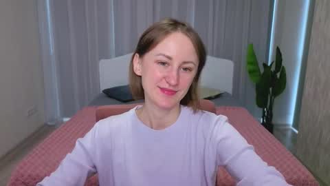 Snapshot of luluchiiii chatting on 10-08-25, 10:13 Lily online show from 10-08-25, 10:13