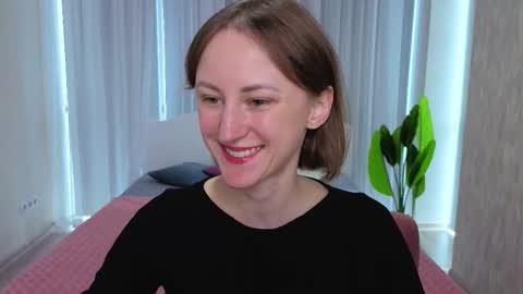 Snapshot of luluchiiii chatting on 10-12-25, 10:47 Lily online show from 10-12-25, 10:47